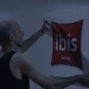 Nouvelle signature des hôtels ibis (BETC)
