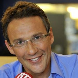 Hors matinale, C'est Julien Courbet qui est l'animateur le plus écouté de la bande FM.