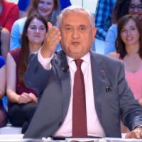 Zapping : Jean-Pierre Raffarin prend la place de Michel Denisot au "Grand journal"