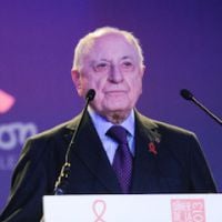 Mariage gay : Pierre Bergé, actionnaire du "Monde", menace de vendre le magazine "La Vie"