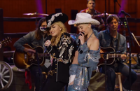 Miley Cyrus et Madonna reprennent "Don't Tell Me" et "We Can't Stop"