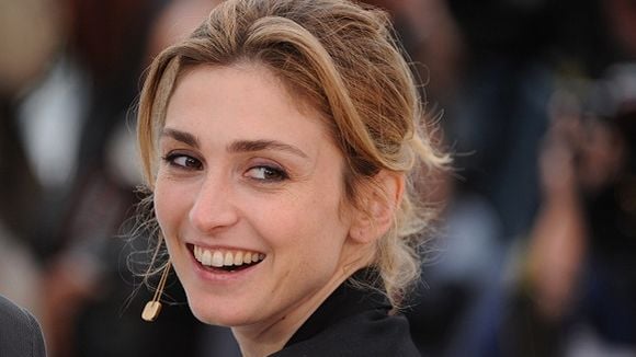 "Closer" attaqué au pénal par Julie Gayet