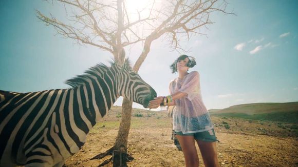 Clip : Lily Allen en pleine nature et dans l'espace pour "Air Balloon"