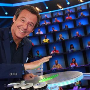 Jean-Luc Reichmann sur le plateau du jeu "Au pied du mur".