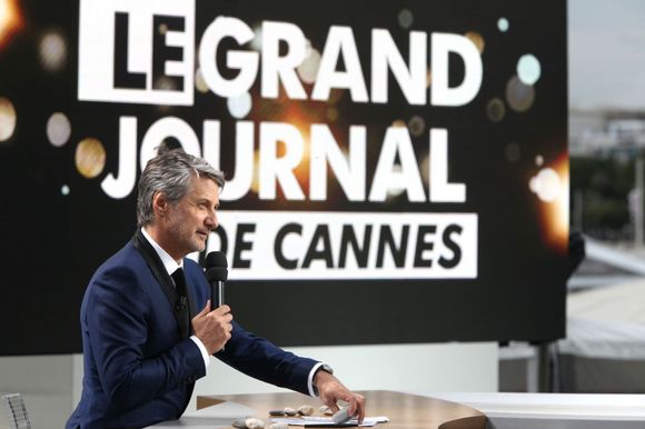 Antoine de Caunes, sur le plateau du "Grand Journal" de Canal+, à Cannes.