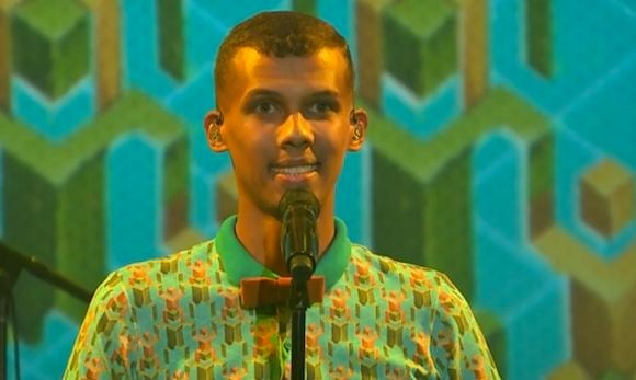 Stromae chante Papaoutai