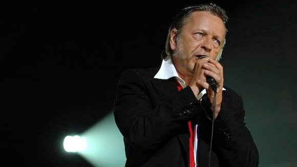 Renaud attaque "VSD" et "Paris Match" pour atteinte à la vie privée