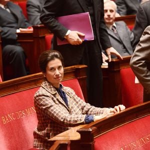 Emmanuelle Devos, dans "La Loi" sur France 2.