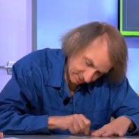 Michel Houellebecq captivé par un jeu à gratter dans "C à Vous"