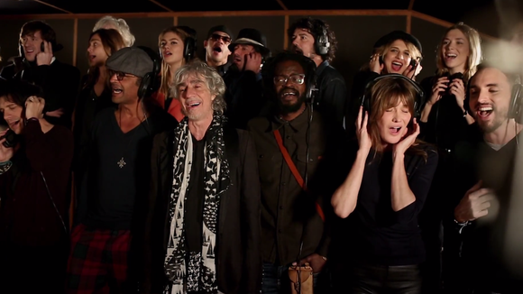 Clip : Carla Bruni, Renaud, Yannick Noah et d'autres chantent "Noël est là" pour la lutte contre Ebola