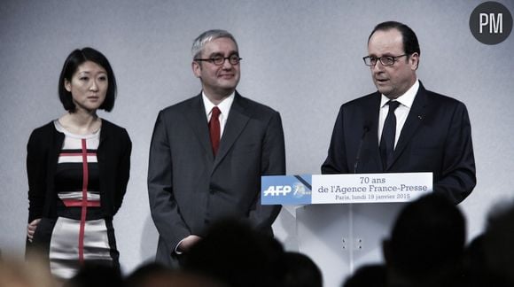 Emmanuel Hoog, le PDG de l'AFP entre François Hollande et Fleur Pellerin