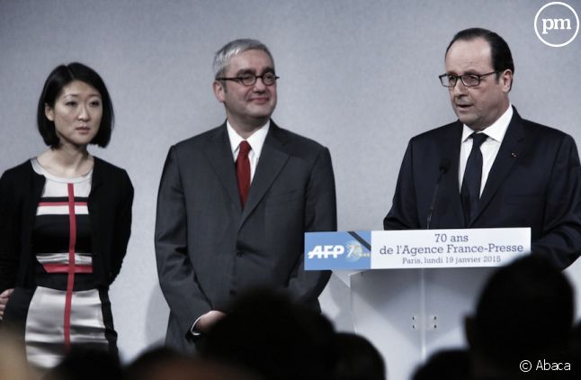 Emmanuel Hoog, le PDG de l'AFP entre François Hollande et Fleur Pellerin