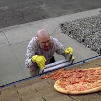 "Breaking Bad" : Des fans s'amusent à jeter des pizzas sur une maison de la série