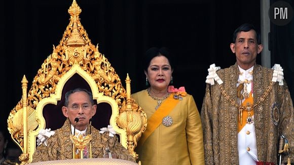 Le roi Bhumibol Adulyadej, la reine Sirikit et le prince Vajiralongkorn