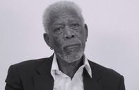 Morgan Freeman reprend "Love Yourself" de Justin Bieber.