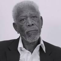 Morgan Freeman joue dramatiquement "Love Yourself" de Justin Bieber