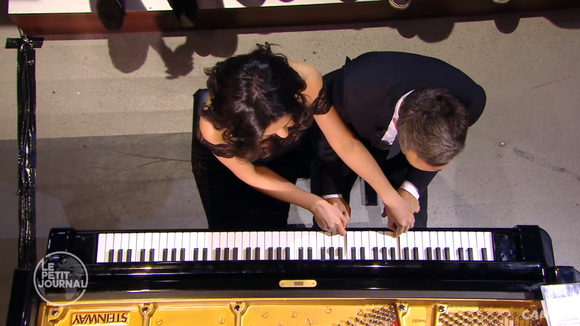 La leçon de piano à Yann Barthès.