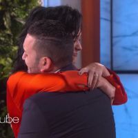 En larmes, Katy Perry réconforte un survivant de l'attentat d'Orlando chez Ellen DeGeneres