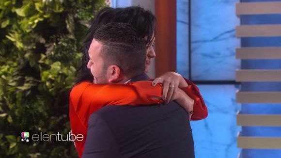 En larmes, Katy Perry réconforte un survivant de l'attentat d'Orlando chez Ellen DeGeneres