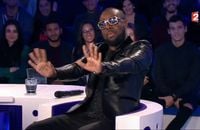 Maitre Gims imite Arnaud Montebourg.