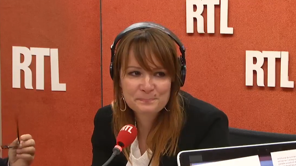 Adeline François émue lors de sa dernière revue de presse sur RTL.