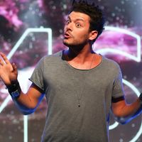 Kev Adams part en terre inconnue avec Frédéric Lopez