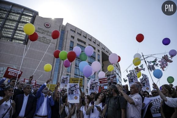 Manifestation devant le tribunal où se déroule ce lundi le procès des 17 journalistes turcs, à Istanbul.