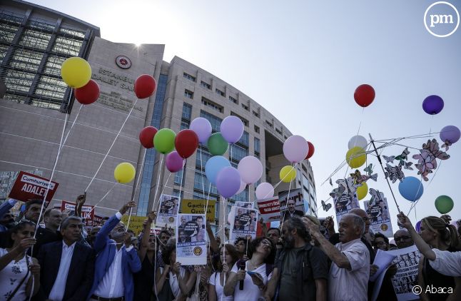 Manifestation devant le tribunal où se déroule ce lundi le procès des 17 journalistes turcs, à Istanbul.