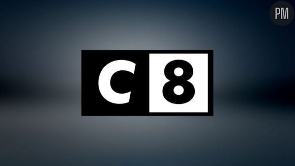 Le logo de C8