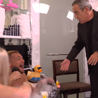 Thierry Ardisson sort de force Jeremstar de son bain pour "Les Terriens du dimanche"