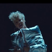 Clip : Pink appelle au rassemblement dans "What About Us"