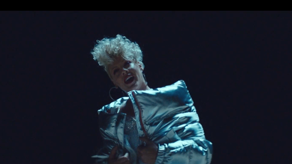 Clip : Pink appelle au rassemblement dans "What About Us"