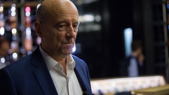 "Qu'on me foute donc la paix !" : Alain Juppé s'agace contre "Le Canard Enchaîné"