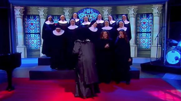 "Sister Act" : 25 ans après, Whoopi Goldberg et les actrices du film chantent "I Will Follow Him"