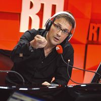 "Qu'il aille se faire enc..." : Julien Courbet se fait insulter sur RTL