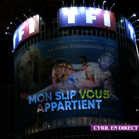 Cyril Hanouna se projette en slip sur la tour de TF1