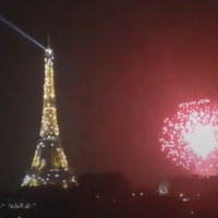 Feu d'artifice à la Tour Eiffel hier pour le final de "Sense8"