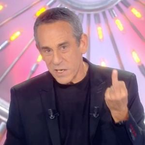 Thierry Ardisson adresse un doigt d'honneur sur le plateau des "Terriens du dimanche".