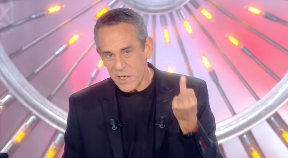 Thierry Ardisson adresse un doigt d'honneur sur le plateau des "Terriens du dimanche".