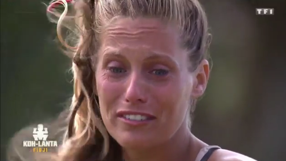 "Koh-Lanta Fidji" : Mélanie, contrainte à l'abandon, fond en larmes avant son départ