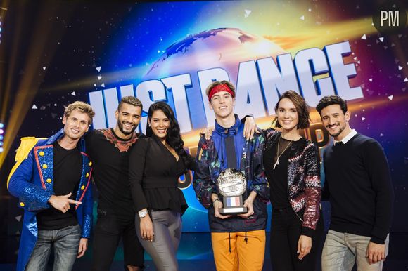 Jordan Boury, au centre, gagnant de "Just Dance World Cup"