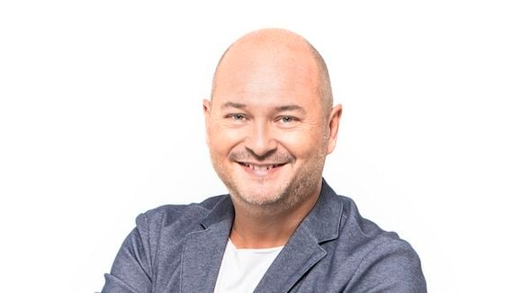 Cauet attaque NRJ en justice