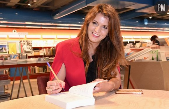 Marlène Schiappa en séance de dédicaces