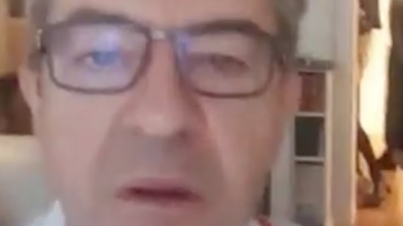 "Ne me touchez pas !" : En pleine perquisition de son domicile, J-L Mélenchon fait un Facebook Live surréaliste