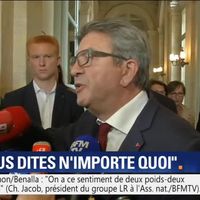 "Quelqu'un a-t-il une question en français ?" : Agacé, Jean-Luc Mélenchon se moque de l'accent d'une journaliste