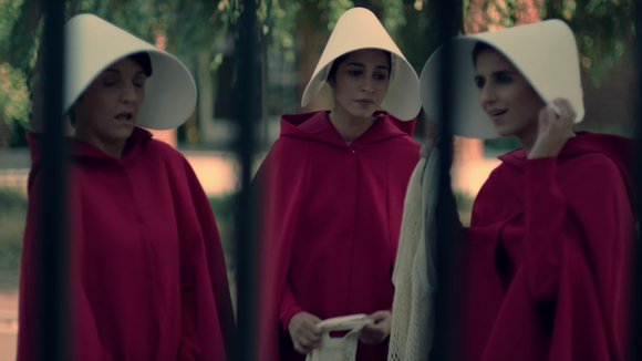 Florence Foresti parodie "The Handmaid's Tale" avec le Palmashow, Leïla Bekhti et Géraldine Nakache