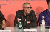 Abdellatif Kechiche agacé par une question d'un journaliste.