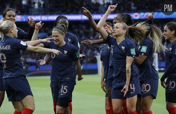 Les joueuses de l'Equipe de France après avoir ouvert le score