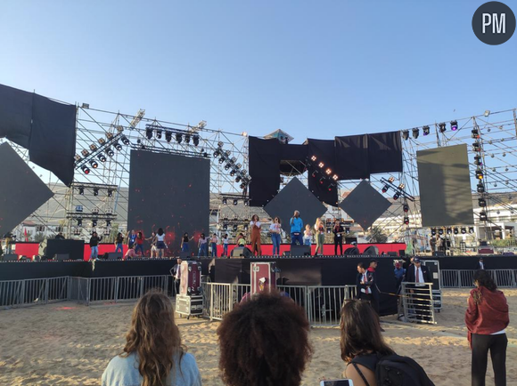 Soprano répète avec les Kids United, aux côtés de danseurs du Lycée international français d'Agadir.