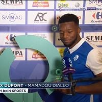 beIN Sports : Surpris de la petite taille de son trophée, un footballeur provoque un fou rire sur le plateau